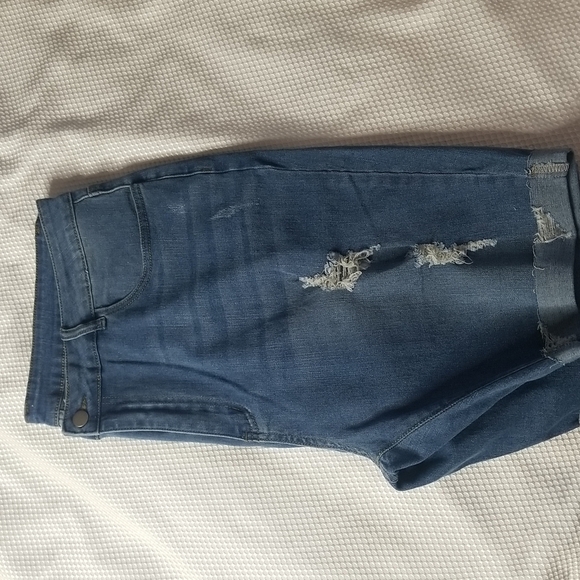 SHEIN CURVE JEAN SHORTS SIZE 3X IN BLUE FRAYED FRONT AND HEM - Picture 3 of 8